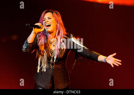 Texas, USA. 19 févr. 2014. Demi Lovato chanteuse sur sa tournée des néons se produit en concert au Toyota Center . Credit : ZUMA Press, Inc./Alamy Live News Banque D'Images