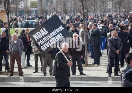 Tirana, Albanie. Feb 20, 2014. Une opposition-led mars était tenue à Tirana le 20 février, 2014 pour montrer la force contre le parti communiste de l'Edi Rama. PHOTO PAR JODI HILTON/NURPHOTO Crédit : Jodi Hilton/NurPhoto ZUMAPRESS.com/Alamy/Live News Banque D'Images