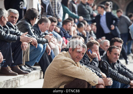 Tirana, Albanie. Feb 20, 2014. Les gens se sont réunis pour assister à une opposition-led mars à Tirana le 20 février 2014, destinée à montrer la force contre le parti communiste de l'Edi Rama. PHOTO PAR JODI HILTON/NURPHOTO Crédit : Jodi Hilton/NurPhoto ZUMAPRESS.com/Alamy/Live News Banque D'Images