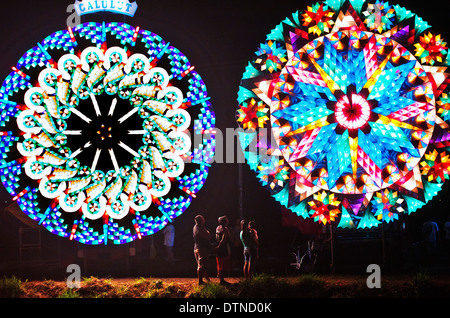 GiantChristmas lanternes illuminent la ville de San Fernando durant la Fête des lanternes Banque D'Images