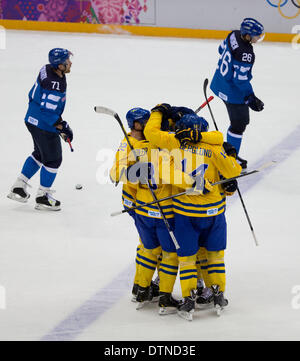 Sochi, Russie. Feb 21, 2014. La Suède célèbre son deuxième but au cours de la Finlande dans la région de Mens' demi finale de hockey sur glace à la coupole de glace Bolchoï au cours de l'hiver de 2014 à Sotchi Jeux Olympiques à Sotchi, Russie. Crédit : Paul Kitagaki Jr./ZUMAPRESS.com/Alamy Live News Banque D'Images