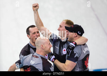 Sochi, Russie. 21 févr. 2014. Joie pour Équipe Canada après GO concéder dans le match pour la médaille d'or de la compétition masculine de curling du centre de curling Ice Cube, Cluster côtières - XXII jeux olympiques d'hiver : Action Crédit Plus Sport Images/Alamy Live News Banque D'Images