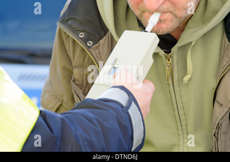 Photo montrant les tests cliniques trzezewosci conducteur par un policier Banque D'Images