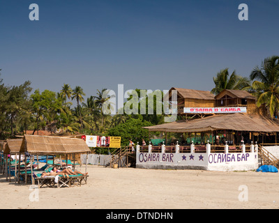 L'Inde, Goa, plage de Mandrem, O'Sbar aiba avec des signes en anglais et russe cyrillique Banque D'Images