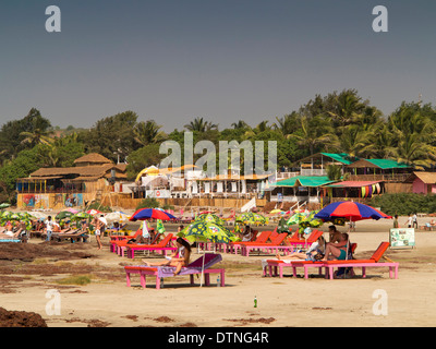 L'Inde, Goa, Gawdewada beach, les touristes à bronzer sur les transats Banque D'Images