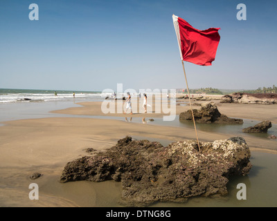 N9159 L'Inde, Goa, plage de Ashvem, voyant rouge indicateur précisant les zone de bain Banque D'Images