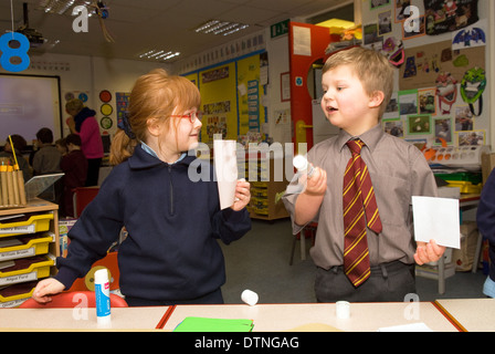 Les enfants de l'école primaire dans l'entreprise en classe activités artisanales, Haslemere, Surrey, UK. Banque D'Images