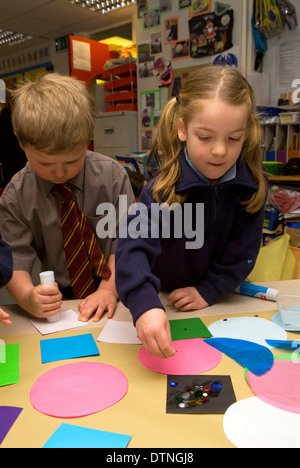 Les enfants de l'école primaire, dans une classe, de l'artisanat entreprise Haslemere, Surrey, UK. Banque D'Images