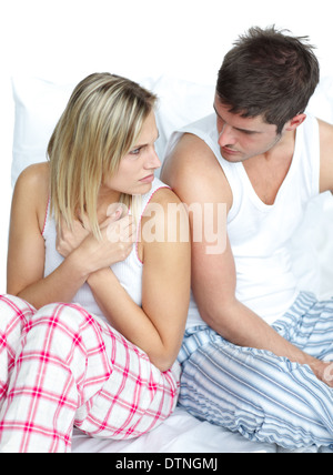 Couple sitting in bed et argumenter Banque D'Images