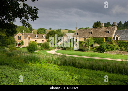 Gîte rural pittoresque dans le village de Cotswold abattage supérieur, Gloucestershire, Angleterre. L'été (juillet) 2010. Banque D'Images