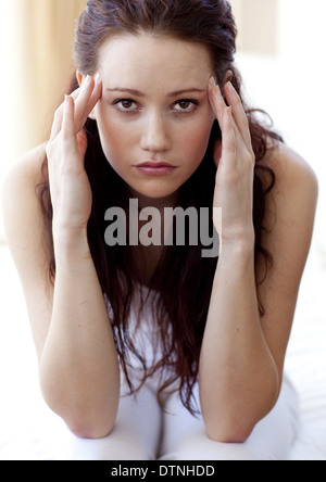 Brunette woman having a headache in bed Banque D'Images