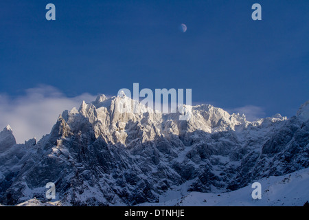 Les Aiguilles de Chamonix et la pleine lune au cours de la lumière du jour Banque D'Images