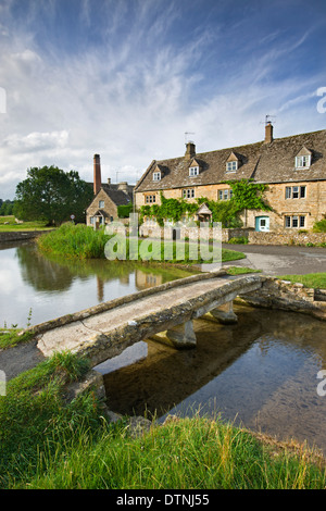 Passerelle en pierre et cottages at Lower Slaughter dans les Cotswolds, Gloucestershire, Angleterre. L'été (juillet) 2010. Banque D'Images