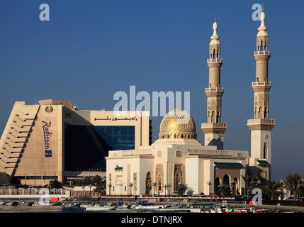 Émirats Arabes Unis, Sharjah, Corniche Street, mosquée, l'hôtel Radisson, Banque D'Images