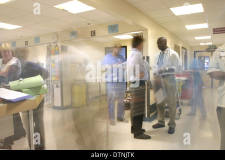 Très dense et chaotique et service des urgences dans un hôpital de district du NHS BRITANNIQUE, montrant doctors rushing autour Banque D'Images