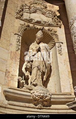 Statue de Saint Thomas de Villanova sur le mur de la Cathédrale Métropolitaine de l'Assomption de Notre-Dame de Valence Banque D'Images