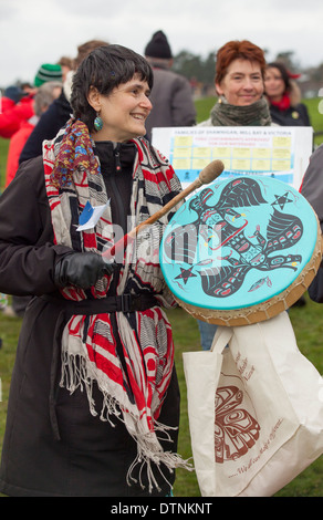 Femme des Premières nations à tambour battant d'Idle no More et anti-rallye d'oléoduc Victoria, British Columbia, Canada. Banque D'Images