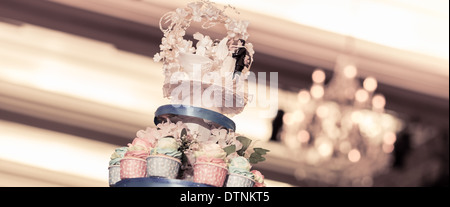 Modèle de poupée ou mariée et groomon haut de gâteau de mariage Banque D'Images