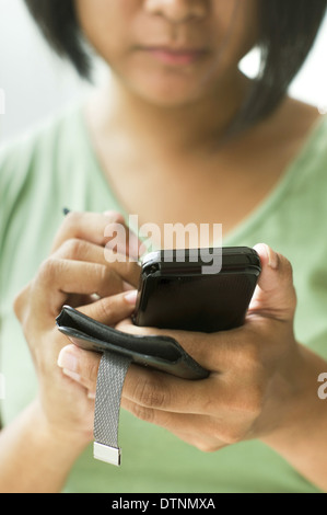 Woman using smartphone Banque D'Images