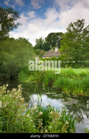 River Leach et gite rural dans le village de Turville Eastleach Cotswolds, Gloucestershire, Angleterre. L'été (juillet) 2010. Banque D'Images