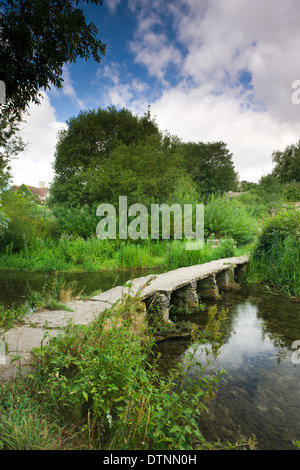 Clapper Pierre pont sur la rivière Leach à Eastleach Turville dans les Cotswolds, Gloucestershire, Angleterre. L'été (juillet) 2010. Banque D'Images