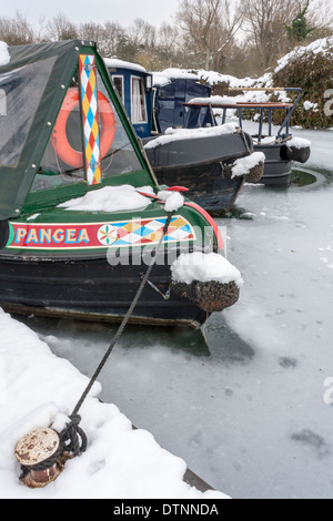 Canal bateaux amarrés ensemble dans l'eau glacée. Kennet and Avon Canal, Aldermaston, Berkshire, England, GB, au Royaume-Uni. Banque D'Images