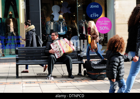 Musicien de rue de l'Europe de jouer sur les rues de la ville de Nottingham. Banque D'Images