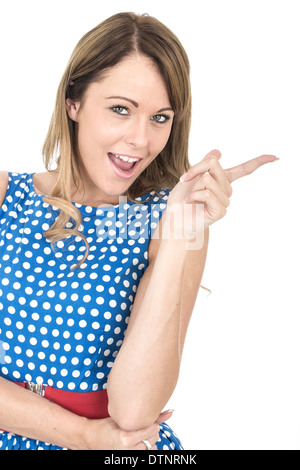 Belle jeune femme heureuse, dans ses années Twenties, avec les cheveux de Brunette, détendu et Smiling, isolé sur blanc Banque D'Images