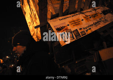 Kiev, Ukraine. Feb 21, 2014. Des affiches de l'opposition sont vus à la place de l'Indépendance à Kiev, Ukraine, le 21 février 2014. Le président ukrainien Viktor Ianoukovitch et trois principaux dirigeants de l'opposition ont signé un accord vendredi pour avoir présenté l'élection et réduisant les pouvoirs présidentiels pour résoudre l'impasse sanglante du pays qui a fait des dizaines de tués et des centaines d'autres blessés. Credit : Dai Tianfang/Xinhua/Alamy Live News Banque D'Images