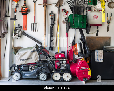 Outils de jardin et l'équipement à l'intérieur de garage résidentiel Banque D'Images