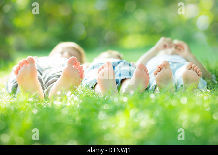 Family lying on Green grass Banque D'Images