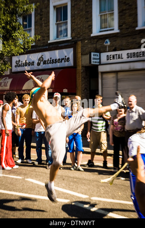 Les danseurs de capoeira au carnaval de Notting Hill, Londres, Royaume-Uni Banque D'Images