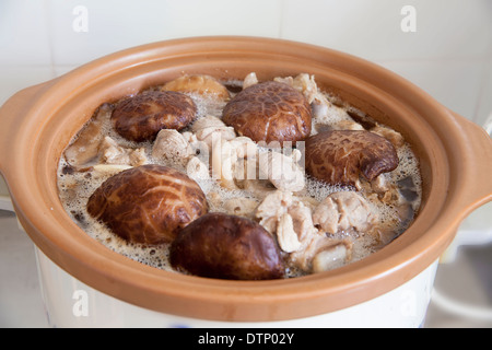 Ragoût de champignons shiitake, champignons noirs et de porc dans la mijoteuse Cuisine Pot libre Banque D'Images