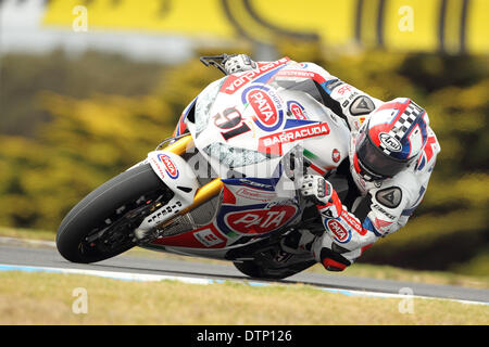 Phillip Island Grand Prix Circuit. Samedi, 22 février, 2014. Cavalier britannique Leon Haslam prétendant Superpole 1 pour le premier tour de la FIM 2014 Championnat du Monde Superbike. Ce résultat vu les progrès de Superpole 2 où il n'a terminé en 9e place avec un temps de 1'31,138. Credit : Russell Hunter/Alamy Live News Banque D'Images