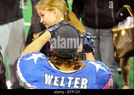 Allen, TX, USA. Feb 21, 2014. La révolution du Texas d'utiliser de nouveau Jennifer Welter signe un autographe pour 8 ans Amrie Clower après la Révolution a vaincu les Titans de Cedar Rapids dans un match de ligue de football en salle à l'Allen Event Center Vendredi, 21 février 2014, dans Allen, Texas. Les 5 pieds 2 pouces, 130 livres Welter est la première femme à jouer le football professionnel à une position autre que kicker, elle a fait la liste finale de la révolution du Texas de la Ligue de football en salle, en tant que running back. © csm/Alamy Live News Banque D'Images