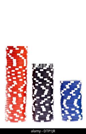 Des piles de jetons de poker colorées isolé sur fond blanc Banque D'Images