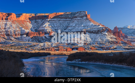 Coucher du soleil d'hiver à la Fisher Towers, près de Moab, Utah - USA Banque D'Images