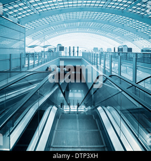 Dans l'escalator hall de l'aéroport moderne Banque D'Images