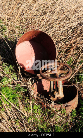 Un clapet de décharge de l'eau de drainage sur les Norfolk Broads à South Walsham, Norfolk, Angleterre, Royaume-Uni. Banque D'Images