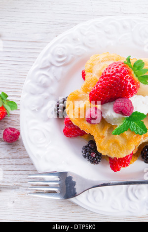 Crêpe. Crêpes aux fruits rouges Banque D'Images