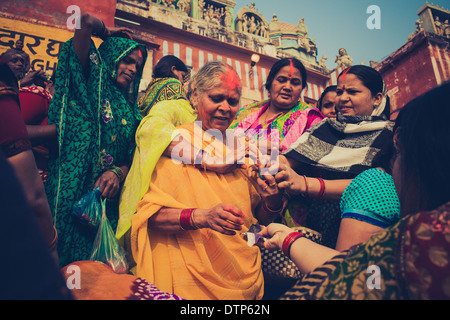 Les Indiens à jouer avec les couleurs d'holi comme une célébration de mariage à Varanasi Tulsi Banque D'Images