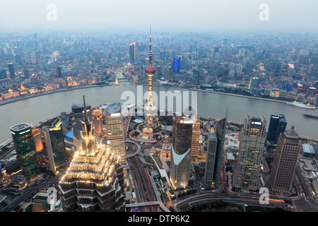 Vue d'oiseau de Shanghai au crépuscule Banque D'Images