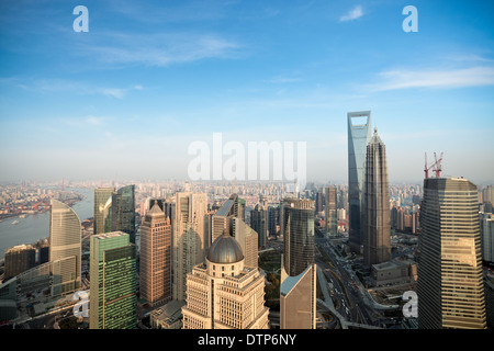 Shanghai contre un ciel bleu au crépuscule Banque D'Images