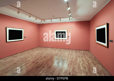 Cadres au mur dans la salle d'exposition Banque D'Images