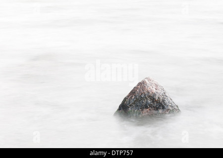Pierre unique ou de la roche dans une mer trouble Banque D'Images