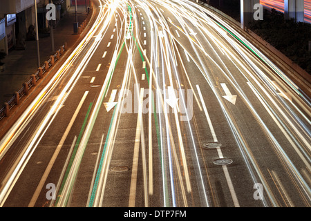 Gros plan des sentiers de lumière sur la route Banque D'Images