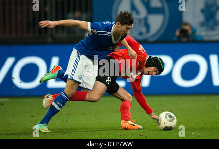 Gelsenkirchen, Allemagne. Feb 21, 2014. L'Leon Goretzka Schalke et Mayence' Christoph Moritz rivalisent pour le ballon pendant le match de football Bundesliga entre le FC Schalke 04 et le FSV Mainz 05 à la Veltins Arena de Gelsenkirchen, Allemagne, 21 février 2014. Photo : BERND THISSEN/dpa/Alamy Live News Banque D'Images