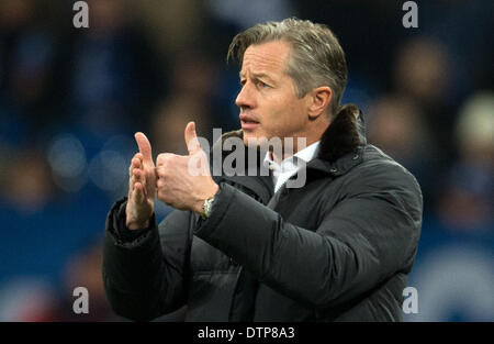 Gelsenkirchen, Allemagne. Feb 21, 2014. L'entraîneur-chef Schalke Jens Keller réagit au cours de la Bundesliga match de football entre le FC Schalke 04 FSV Mainz 05 et à la Veltins Arena de Gelsenkirchen, Allemagne, 21 février 2014. Photo : BERND THISSEN/dpa/Alamy Live News Banque D'Images