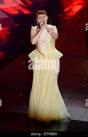 San Remo, Italie. Feb 21, 2014. Noemi participer à la quatrième nuit du 64ème Festival de la chanson de San Remo à l'Ariston Theatre le 21 février 2014 à Sanremo, Italie. Credit : Manuel Romano/NurPhoto ZUMAPRESS.com/Alamy/Live News Banque D'Images