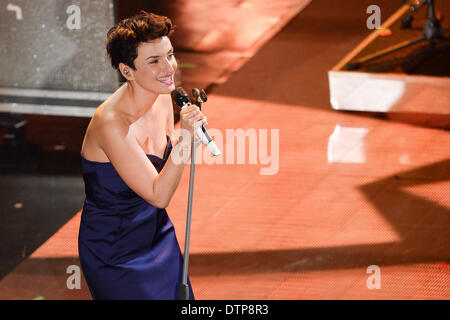 San Remo, Italie. Feb 21, 2014. Arisa participer à la quatrième nuit du 64ème Festival de la chanson de San Remo à l'Ariston Theatre le 21 février 2014 à Sanremo, Italie. Credit : Manuel Romano/NurPhoto ZUMAPRESS.com/Alamy/Live News Banque D'Images